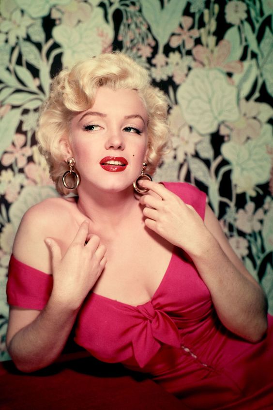 Marilyn Monroe Accessories Inviting users to explore Marilyn Monroe's stunning accessory collection. The description highlights her love for statement jewelry, including chunky bracelets, bold necklaces, and oversized earrings, which added timeless glamour to her iconic appearances."